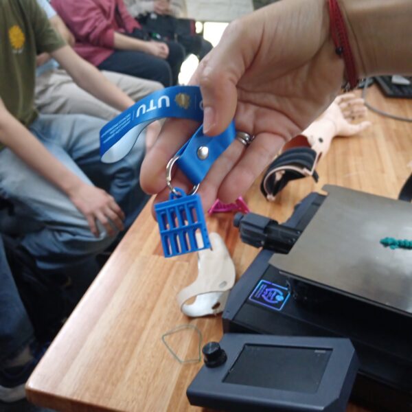 El Instituto hace entrega de un llavero impreso en 3D